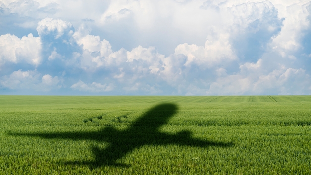 Ombre d'un avion sur un champ agricole