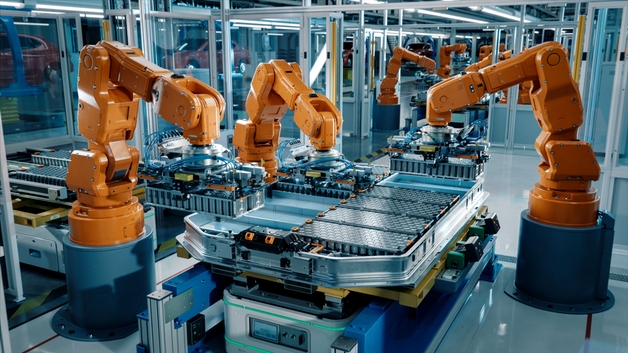 Bloc batterie sur une ligne de production automatisée.