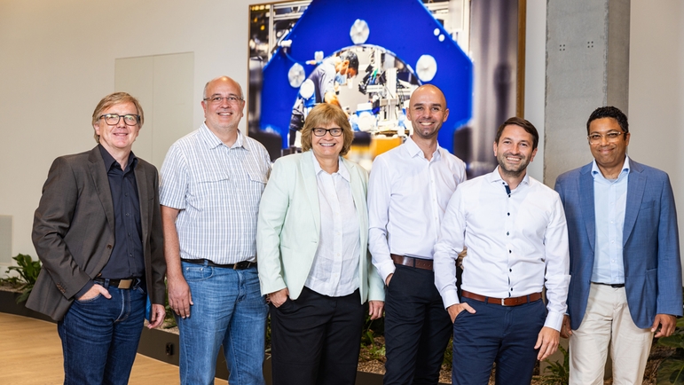 Photo de groupe des responsables de la sécurité des produits des centres de production Endress+Hauser.