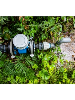 Proline Promag W 800 Advanced, installé dans la forêt pour surveiller à distance l'écoulement de l'eau d'une source