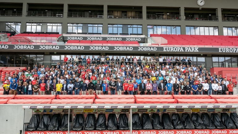 Photo de groupe Réunion des innovateurs au stade de football du SC Freiburg.