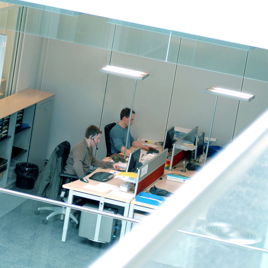 Vue du dessus de deux ingénieurs à leur bureau