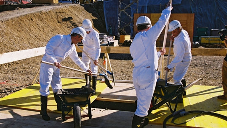 2005 : Cérémonie de la première pierre : les travaux de construction du nouveau siège social à Reinach battent leur plein. 2005 : Cérémonie de la première pierre : les travaux de construction du nouveau siège social à Reinach battent leur plein.