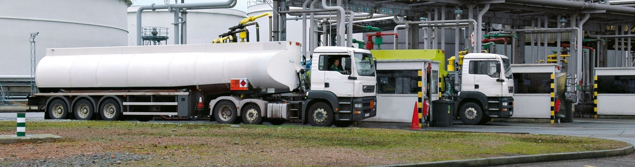 Installation pétrole et gaz avec skids de comptage Endress+Hauser pour le chargement et le déchargement de liquides