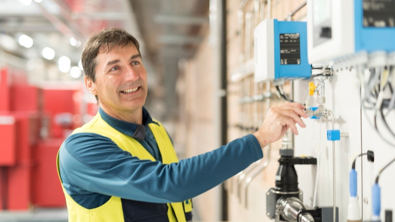 Analyse de l'eau dans la station d'épuration de Frasnacht