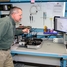 Ingénieur Raman optimisant un spectrographe