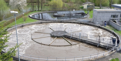 Bassin d'aération d'une station d'épuration des eaux usées. Mesure des orthophosphates dans les eaux usées
