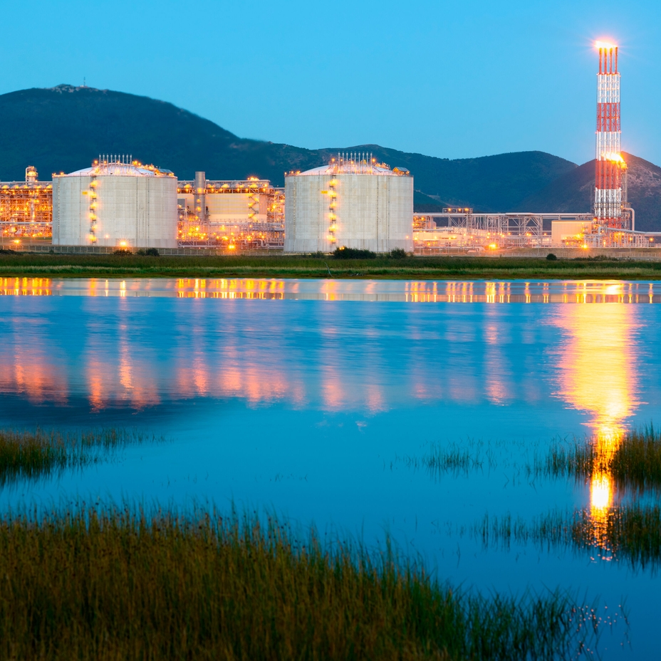 Natural gas liquefaction terminal