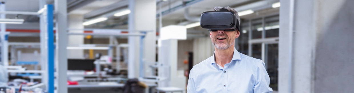 Homme dans un bureau avec des lunettes de réalité virtuelle