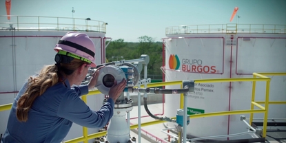 Femme avec un appareil Endress+Hauser sur le site de Grupo Burgos