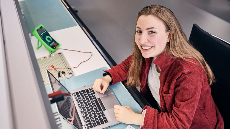 332 jeunes étaient en formation chez Endress+Hauser en 2020.