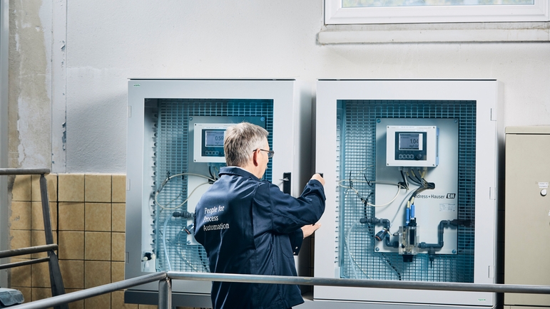 Technicien Endress+Hauser effectuant la maintenance d'une platine d'analyse pour la réutilisation d'eau dans le secteur chimique