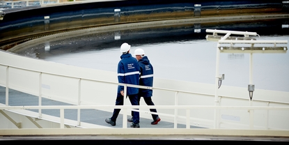 Employés d'une station d'épuration dans une raffinerie