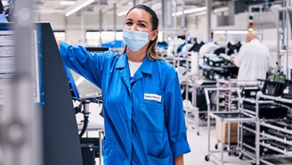 Femme dans un centre de production