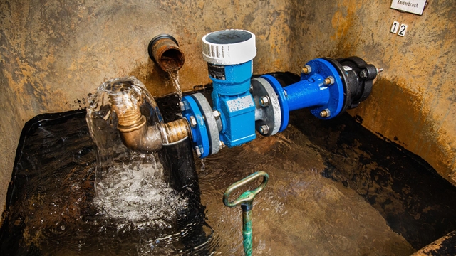 Electromagnetic flowmeter installed in an inverted siphon