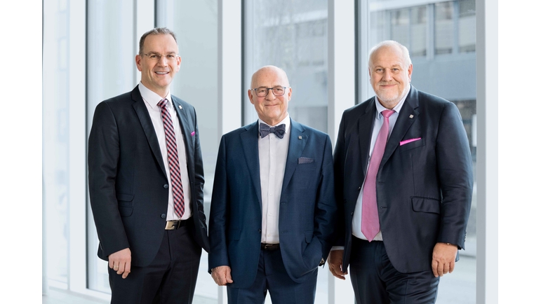 Changement chez Endress+Hauser : Dr Peter Selders, Dr Klaus Endress et Matthias Altendorf (de gauche à droite).